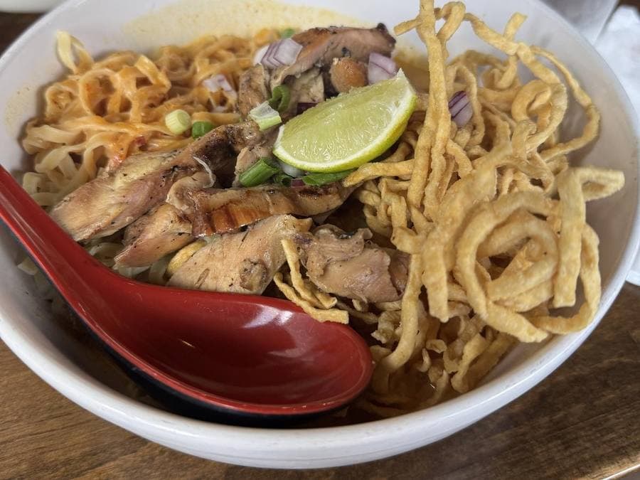 Khao soi with crispy noodles and lime